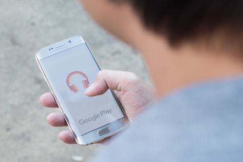 You Can Now Stream Music to your Hearing Aids | Soundwave Hearing Care man using google play in his phone