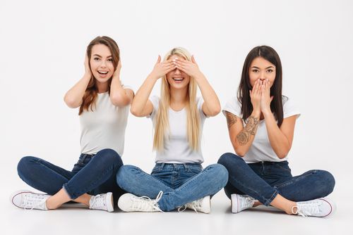 Do you hear Yanny or Laurel? | Blog | Soundwave Hearing Girls with closing ear, mouth & eyes